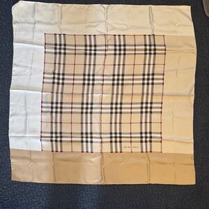 Burberry Classic Check Pattern Scarf in Beige and Black
